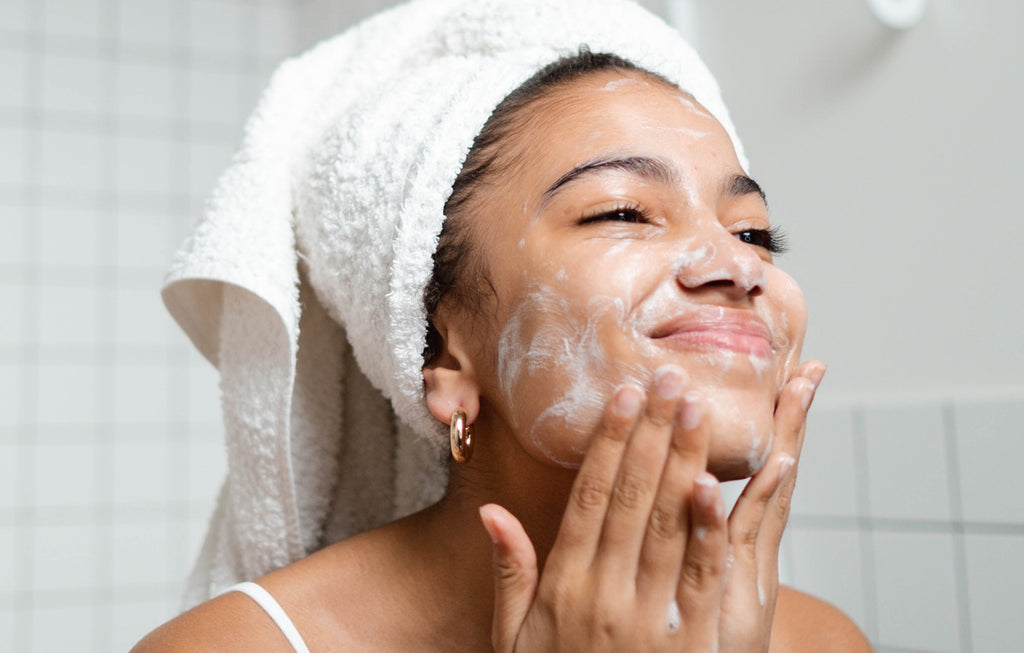 Why Oily Skin Types Can Benefit from Hydrating Cleansers